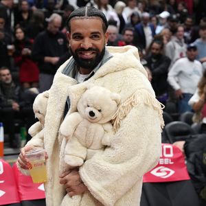 Skurriles Outfit: Drake trägt einen großen Teddybären-Mantel