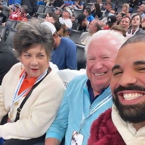 Süß! Älteres Ehepaar erkennt Drake bei Basketballmatch nicht