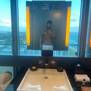 Ganz schön trainiert! Drake zeigt sein stahlhartes Sixpack