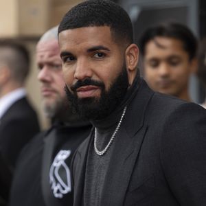Armer Drake! Er wird bei einem Auftritt von der Bühne gebuht