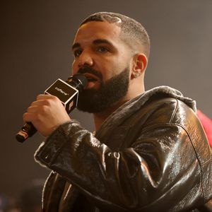 Nun hat es auch ihn getroffen: Fan wirft Drake mit Handy ab!