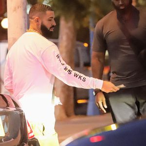 Wow! Drake schenkt fremdem Mann mehrere Hundert US-Dollar
