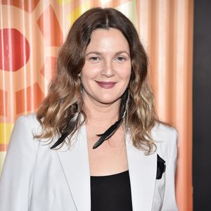 Graue Haare & ungezupfte Brauen: Drew Barrymore ist's egal