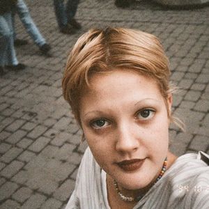 Welcher Megastar rockte diesen 1990er-Jahre Grunge-Style?