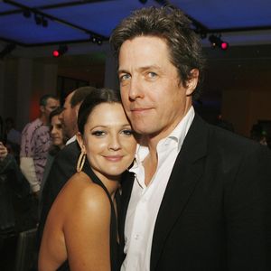 "Furchtbar": Hugh Grant witzelt über Drew Barrymores Gesang