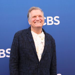 Drew Carey heizt Dating-Gerüchte mit OnlyFans-Model an