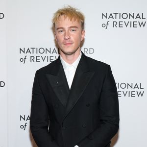 Platinblonde Haare: Drew Starkey überrascht mit neuem Look