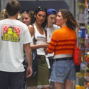 Dua Lipa genießt Ausflug in Australien im lässigen Look