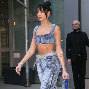 Ganz in Jeans: Dua Lipa im extravaganten Look unterwegs