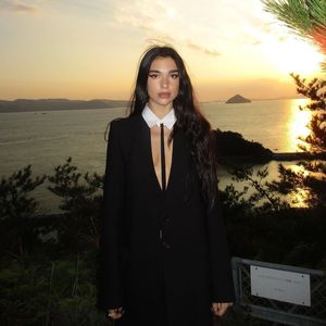 Im heißen Gothic-Look: Dua Lipa lässt hier ganz tief blicken