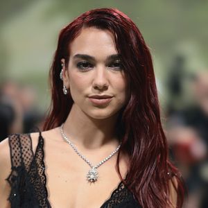 Reingelegt! Dua Lipa erschreckt Fans mit falschem Babybauch