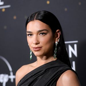 Als Zeitvertreib: Dua Lipa liest zwischen ihren Auftritten