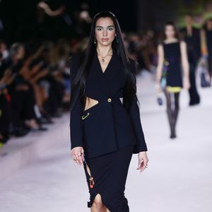Mit Gigi Hadid und Co.: Dua Lipa gibt ihr Debüt als Model!