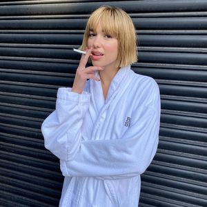 Blond ins neue Jahr: Dua Lipa überrascht mit Pony und Bob