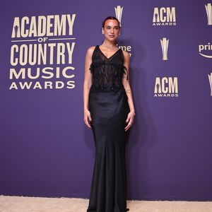 Country Music Awards: So schön strahlen Dua Lipa und Co.