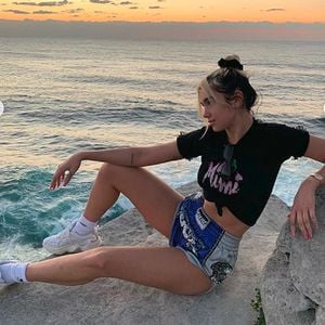 Fans entsetzt: Dua Lipa posiert für Fotos an Klippen-Rand!
