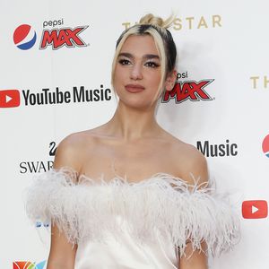 Fransen-Frisur & Federkleid: Dua Lipas Look Top oder Flop?