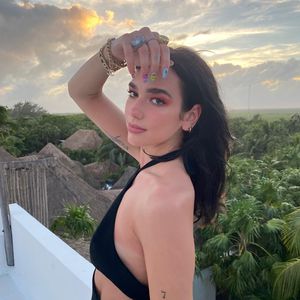 Wegen Baby-Emojis: Dua Lipa reagiert auf Schwanger-Gerüchte