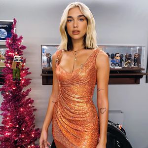 Dua Lipas Outfit: Gehört das Kleid nicht über den BH?