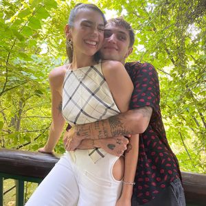 Zuckersüß! Sängerin Dua Lipa kuschelt mit Freund Anwar Hadid