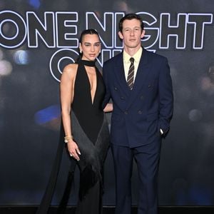 Dua Lipa und Callum Turner geben ihr Debüt als Ehepaar