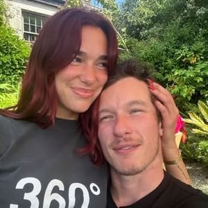 Dua Lipa teilt süße Geburtstagsgrüße an ihren Callum im Netz