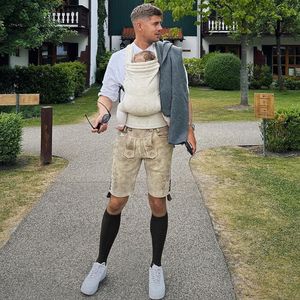 In Lederhose: Dustin Schöne macht Spaziergang mit Baby Lia