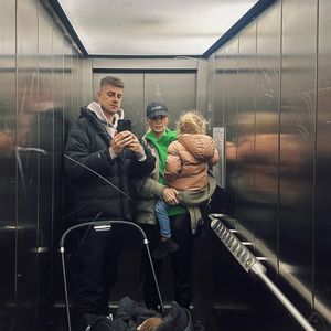 Fahrstuhl-Family: Dustin Schöne teilt Pic mit seinen Mädels!