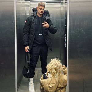 So süß wird Papa Dustin Schöne von seinen Töchtern empfangen