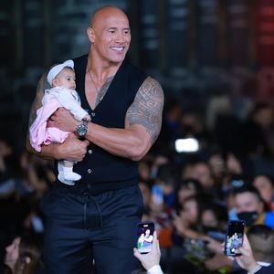 Muskeln und Baby: Dwayne Johnson liefert besonderen Auftritt