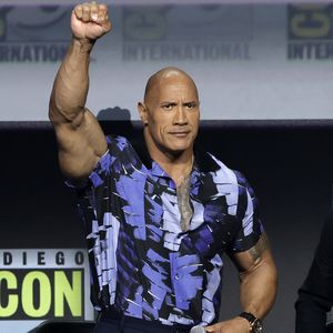 Zum Kinostart: Dwayne Johnson überrascht Fans in Hundekostüm