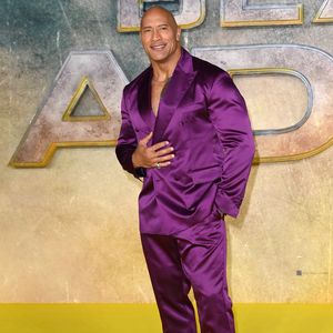 Geklauter Look: The Rock begeistert in lila Seidenanzug