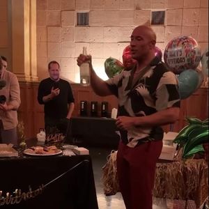 Dwayne Johnsons Kollegen überraschen ihn mit "Vaiana"-Party!