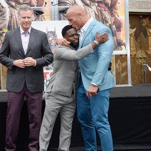 Mit "The Rock"-Bussi: Kevin Hart feiert Walk-of-Fame-Ehrung!