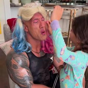 Fans lachen sich schlapp: The Rocks Töchter schminken ihn