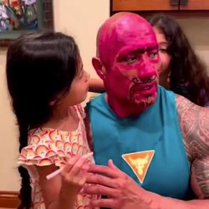 Malstunde für Töchter: Dwayne "The Rock" Johnson ist pink!
