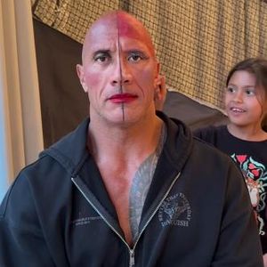 Dwayne "The Rock" Johnson lässt sich von Töchtern schminken
