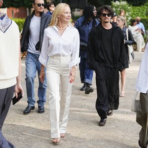 Pamela Anderson macht mit ihren Söhnen Fashion Week unsicher