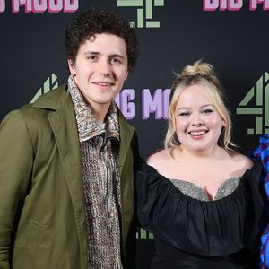 Nicola Coughlan feiert mit ihrem "Derry Girls"-Co-Star Dylan
