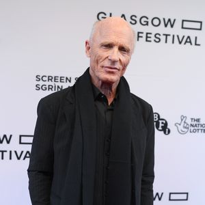 Ed Harris versucht, nach Waldbränden positiv zu bleiben