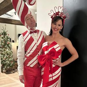 Jennifer Garner strahlt in einem roten Zuckerstangen-Kleid