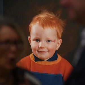 Süßes Kinderfoto: Welcher Star ist dieser kleine Rotschopf?
