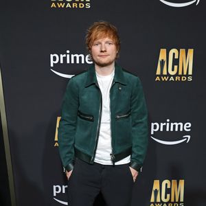 Süßes Video: Ed Sheeran tritt überraschend in Mini-Pub auf