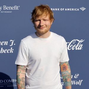 Sänger Ed Sheeran zeigt seinen bunt tätowierten Oberkörper