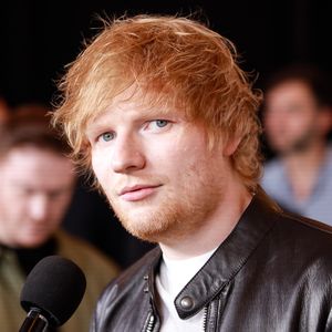 Makaber: Ed Sheeran schaufelt sich im Hinterhof eigenes Grab