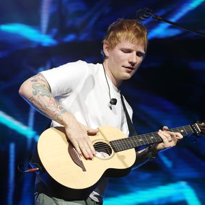 Für Hospiz: Ed Sheeran versteigert Gitarre, Badehose und Co.