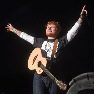 Ed Sheeran schenkt sich 85 Millionen Euro zu Weihnachten