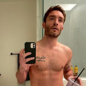 Mit Smoothie in der Hand: Ed Westwick zeigt sich nackt!