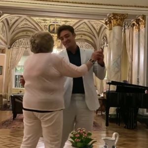 Hottie Ed Westwick tanzt mit Oma: Fans sind eifersüchtig!