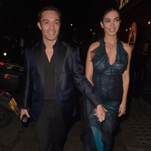 Ed Westwick und Amy strahlen bei der Fashion Week in London